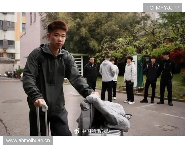 翁泓阳训练完直接拎包入住五星级酒店，这哪是运动员，分明是偶像剧男主